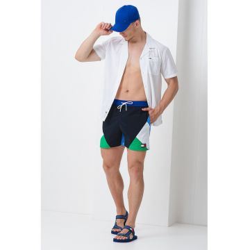 Pantaloni scurti de baie cu model colorblock Pantaloni scurti de baie cu model colorblock