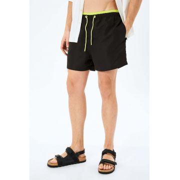 Pantaloni scurti de baie cu talie contrastanta Pantaloni scurti de baie cu talie contrastanta